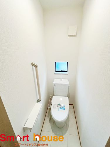町田市木曽西3丁目　新築全4棟のトイレ|節水型でエコなトイレには今では当たり前のウォシュレット付き。換気機能も着いているので常に快適ですね♪