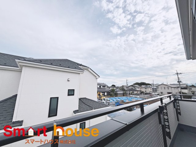 町田市木曽西3丁目　新築全4棟の展望|開放的なバルコニーは見晴らしもよく、太陽の温かな温もりをめいっぱい受け止めてくれます。太陽の光と爽やかな風を受けたお洗濯物はあっという間に乾き、取りこむ時には太陽の匂いを感じられそうですね。