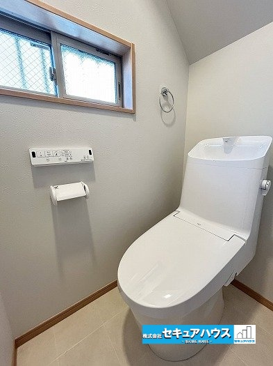 【中古戸建】名古屋市南区上浜町のトイレ|【高機能トイレ】
◆高機能トイレの多くは便器のフタの開閉が自動であり、使用後に手動で水を流す面倒もなく非常に便利です。スタイリッシュな見た目で、お掃除しやすく、節水効果が高いです。
　　　　　　　　　