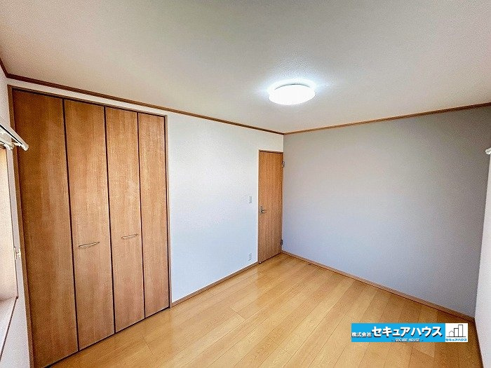【中古戸建】名古屋市南区上浜町のその他|【洋室6帖】
◆広々とした居住空間は日々の暮らしを彩り、心のやすらぎと満足感を与えてくれます。通風と採光を考慮した設計は子供たちはのびのび育ち、家族でくつろぎと団らんを生み出します。　　　　　　　　　