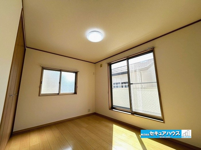 【中古戸建】名古屋市南区上浜町のその他|【南側洋室6.5帖】
◆家族一人ひとりの大切なプライベート空間。趣味に合わせて使って頂けるようシンプルに仕上げてあります。暮らし心地を大きく左右する収納を、適材適所に配置し使い勝手を考慮しました。　　
