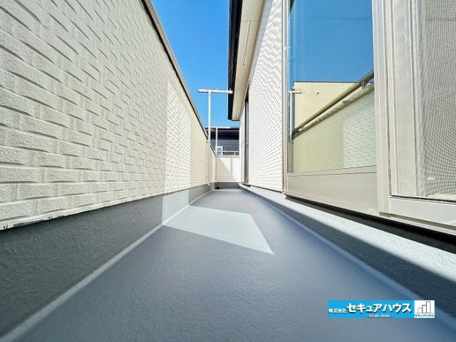 【中古戸建】名古屋市南区上浜町のその他|【バルコニー】
◆見晴らしもよく、太陽の温かな温もりをめいっぱい受け止めてくれます。
太陽の光と爽やかな風を受けたお洗濯物はあっという間に乾き、取りこむ時には太陽の匂いを感じられそうですね。　　　　　