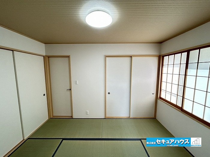 【中古戸建】名古屋市南区上浜町の和室|【1階和室6帖】
◆小さなお子様が転んでも安心のソフトな畳敷き。お昼寝スペースやおもちゃ遊びの場として、多目的に使える便利な1部屋です。　　　　　　　　　　　　　　　　　　　　　　　　　