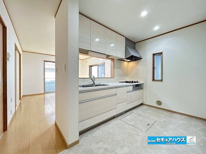 【中古戸建】名古屋市南区上浜町のその他|【キッチン】
◆同時にたくさんの料理が調理できる3口コンロ。「焼く・蒸す・煮る」の工程を同時進行で進めることができるので、料理を素早く作ることができます。
◆洗い物の時短に繋がる食洗機付きです。　　　