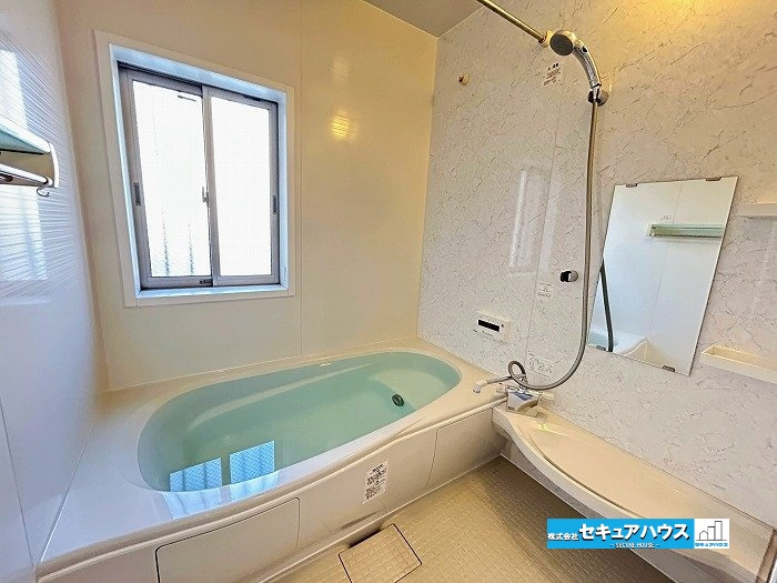 【中古戸建】名古屋市南区上浜町の浴室|【浴室】
◆アクセントパネルで落ち着きのある雰囲気を演出します。毎日の疲れを癒やすバスタイムをお楽しみ下さい！
◆窓付きで、カビの繁殖を抑える効果があります。
◆追い炊き機能を備えたオートバスです。　