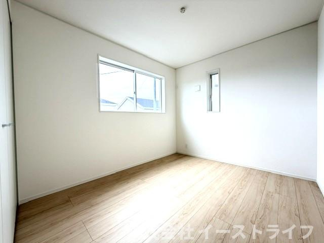 【新築戸建】いわき市中岡町第7の子供部屋|1号棟写真　フローリングのお部屋は耐久性があり傷が付きにくいので、一般的な使用ではメンテナンスはあまり必要ありません。また、汚れたらさっとふき取るだけで、きれいな場外を保つことができます。