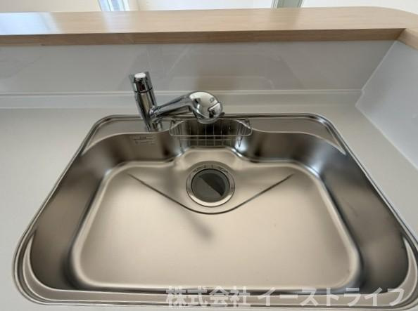 【新築戸建】いわき市中岡町第7のキッチン|1号棟写真　浄水器一体型水栓です◎対面式キッチンなので、リビングルームにいるご家族の様子を見ながら調理ができ、小さなお子様がいるご家庭でも安心です。