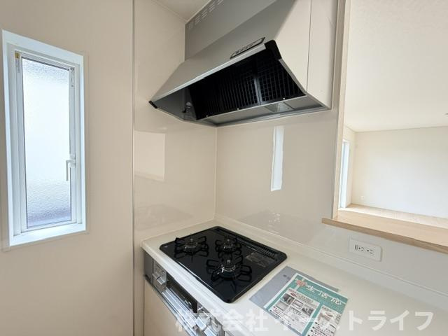 【新築戸建】いわき市中岡町第7のキッチン|1号棟写真　ガス火3口、魚焼きグリル、調味用入れがついています！