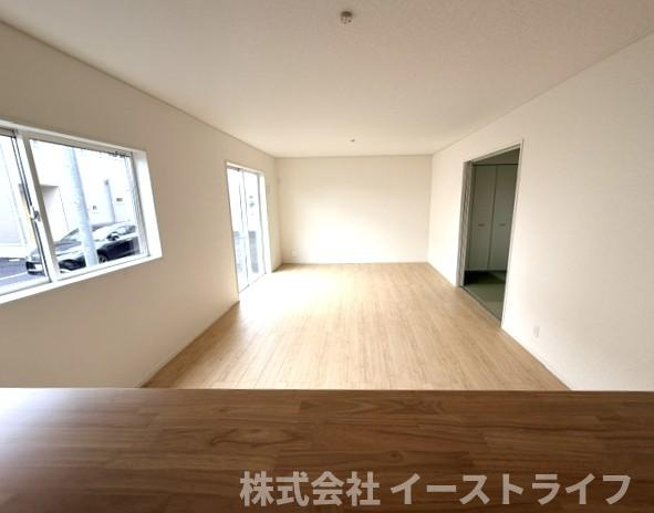 【新築戸建】いわき市中岡町第7の居間・リビング|1号棟写真　キッチンからリビングへの目線です◎