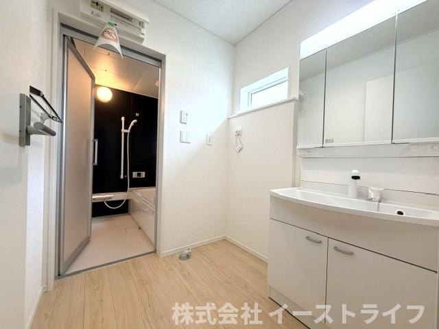 【新築戸建】いわき市中岡町第7の洗面所|1号棟写真　朝の身支度に便利な独立洗面台です。3面鏡で鏡の裏には収納スペースがあり、小物などをすっきり片づけることができます。