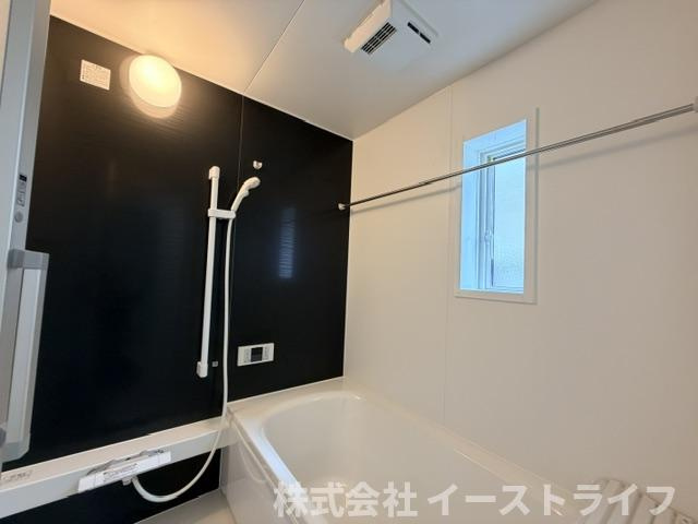 【新築戸建】いわき市中岡町第7の浴室|1号棟写真　リラックスできる雰囲気の浴室です。洗い場が広々としています。浴槽も広くリラックスするには最適です。換気暖房乾燥機付き！