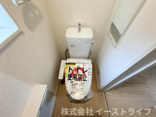 【新築戸建】いわき市中岡町第7のトイレ|1号棟写真　落ち着いた色調のトイレで、温水洗浄機能付き便座です