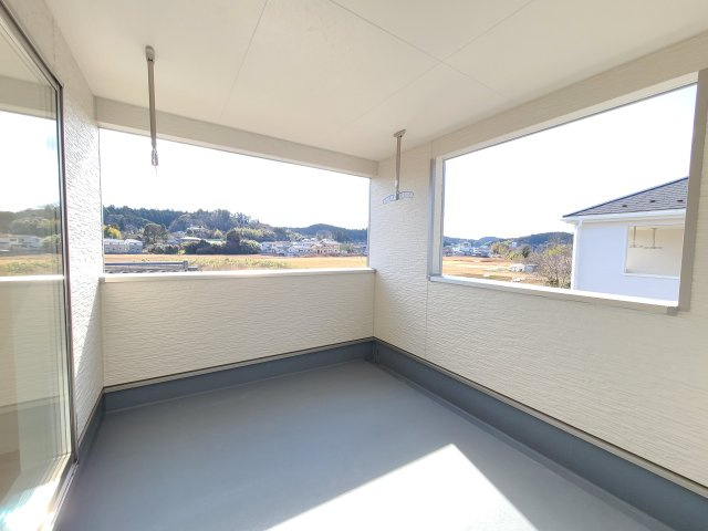 【新築戸建】いわき市中岡町第7のバルコニー|同社施工写真　バルコニーは広々としていてお洗濯が楽ちんです。