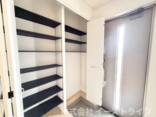 【新築戸建】いわき市中岡町第7の収納|1号棟写真　玄関収納は天井いっぱいまであり靴の整理に困りません！