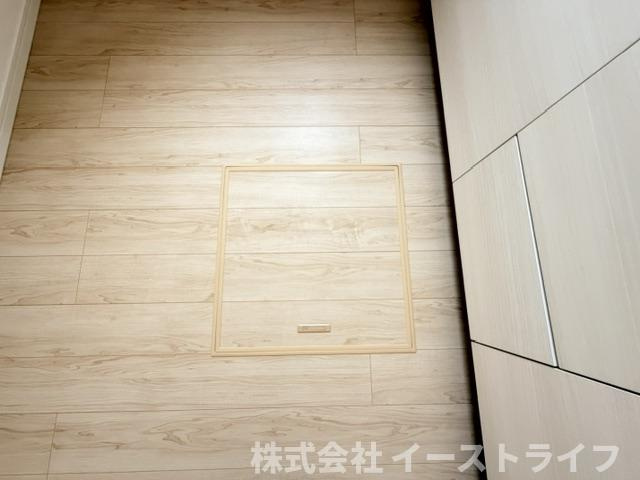 【新築戸建】いわき市中岡町第7の収納|1号棟写真　キッチンには床下収納が設置されています。