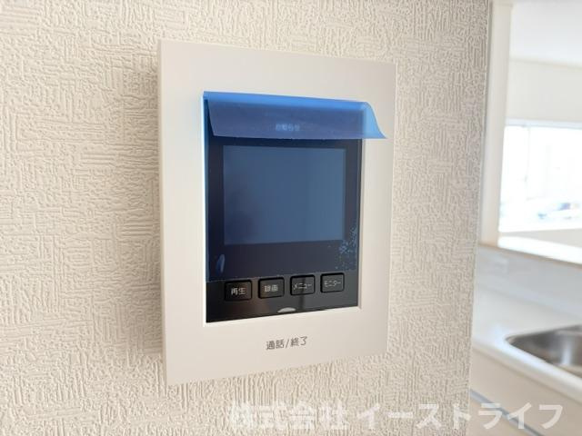 【新築戸建】いわき市中岡町第7のセキュリティ|1号棟写真　テレビモニター付きインターフォンです。玄関のドアを開けることなく来客の顔や声を確認できるため、トラブルの防止につながります。