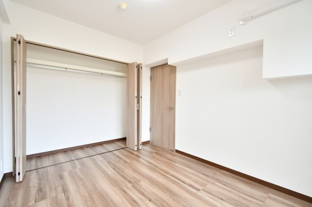 ローヤルシティ大宮宮原の洋室|【洋室①：5.2帖】クローゼットは各部屋に備わっておりますので、家族それぞれで洋服収納をすることも可能です。また、上下セパレートになっているため衣替えもしやすく、ハンガーパイプで家事時短にも◎！