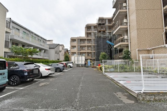 ローヤルシティ大宮宮原の駐車場|※空き状況は当社まで都度ご確認くださいませ■当社には住宅ローンのスペシャリストがおります。『今買えるから大丈夫』ではなく、『買った後の本当の幸せは何か』を考えた上でのご提案をさせて頂きます。