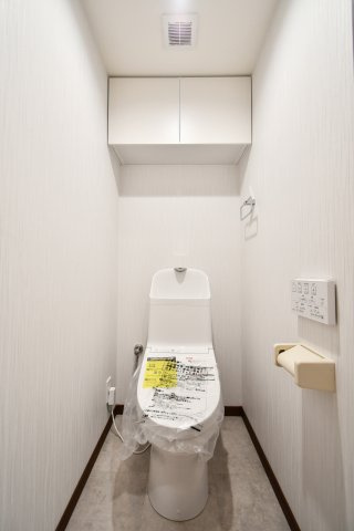 ローヤルシティ大宮宮原のトイレ|水回り交換済、清潔感を保ちやすいトイレ空間。温水洗浄便座付き、毎日使う場所だからこそ快適性をしっかり確保。写真で暮らしを想像し、ご家族で内覧し収納・採光・動線・設備の使い勝手を確認ください。