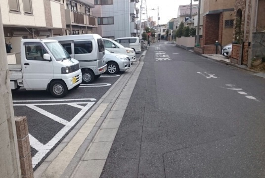 モダン・サニー・レジデンス　の駐車場