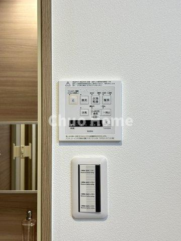 両国緑スカイハイツの冷暖房・空調設備|【浴室乾燥機】暖房・冷風・換気・乾燥が可能です。毎日を快適に過ごせるうれしい機能が揃っています。雨の日の洗濯物も安心です。