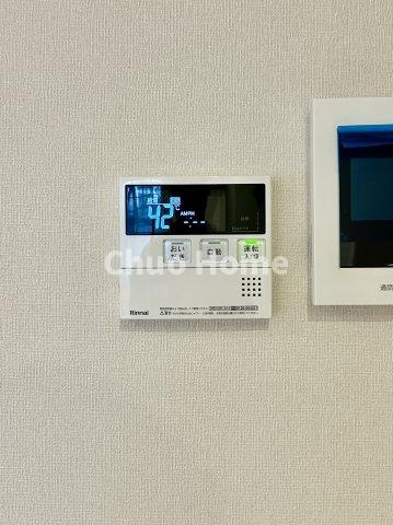 両国緑スカイハイツの発電・温水設備|【給湯リモコン】外での一日を忘れさせてくれるオートバス機能でお好みの湯量・温度に調整された浴槽。