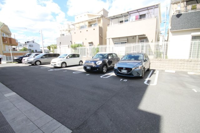 シャーメゾン山本の駐車場