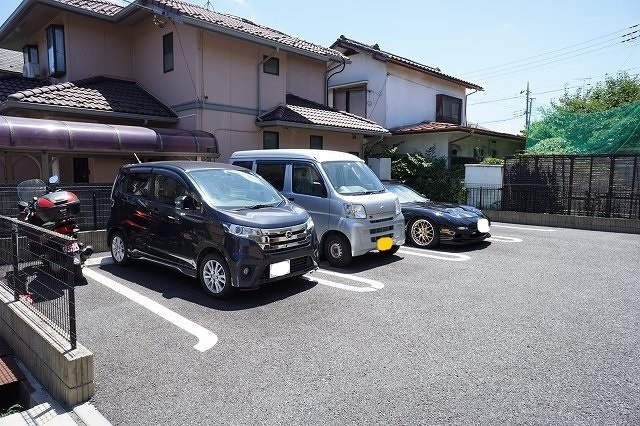 メゾンバースの駐車場