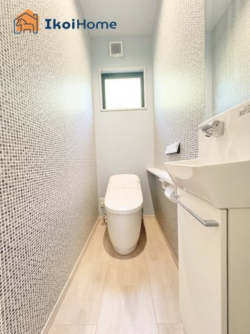 神戸市西区押部谷町栄　中古戸建のトイレ|【ホームページに現地動画掲載中】●年中無休：当日予約可●タンクレストイレには小窓もございます！