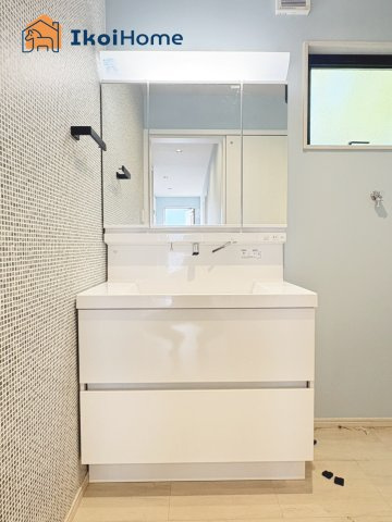 神戸市西区押部谷町栄　中古戸建の洗面所|【ホームページに現地動画掲載中】●年中無休：当日予約可●洗面台はお化粧をする時に便利な３面鏡。