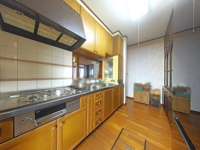 「ゆったり5SLDK＆掘りごたつ」高知市潮見台2丁目　中古一戸建てのキッチン|収納が豊富でスペースにゆとりのあるキッチンは、お料理がはかどります♪