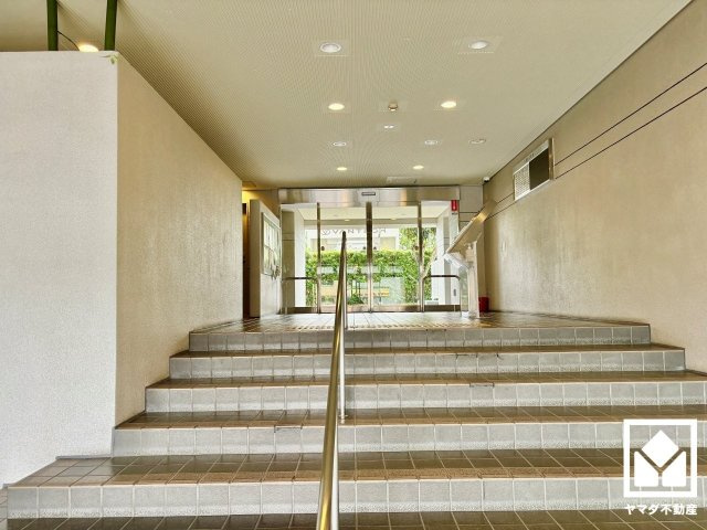 グランデュール鴨川1番館のエントランス