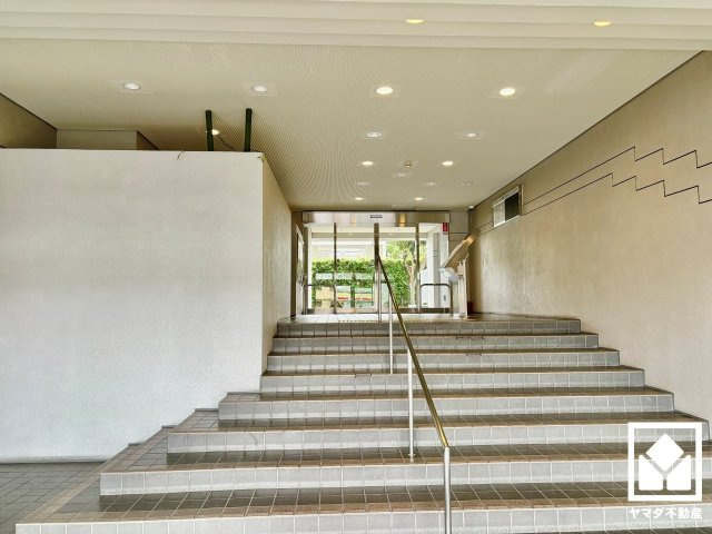 グランデュール鴨川1番館のエントランス