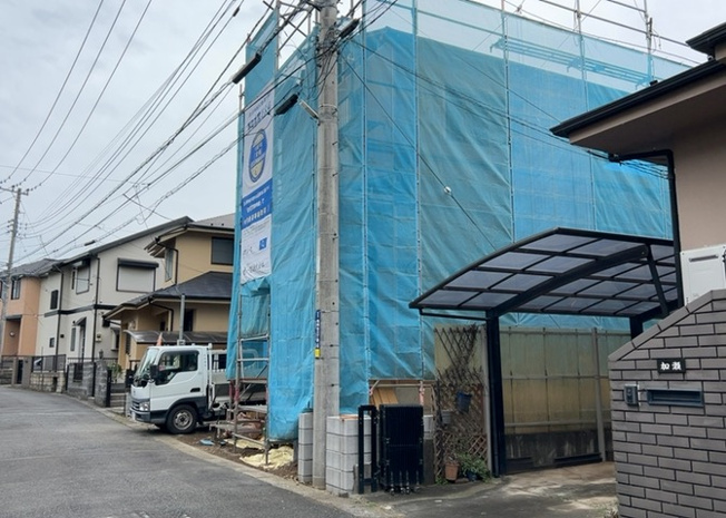 【前面道路含む現地写真】 | 住宅用の土地では前面道路に2m以上接していなければならないと法律で定められています。しかし、お持ちの車のサイズやライフスタイルなどにより、2mでは利便が悪い場合もございますので、事前に確認しましょう。
