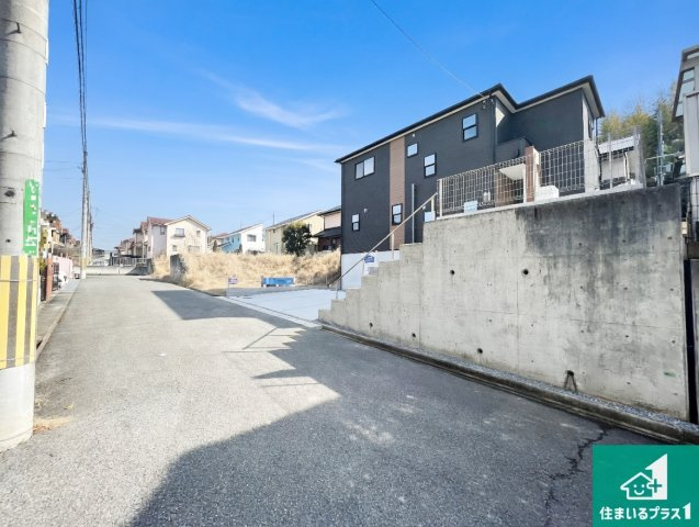 神戸市北区京地　第7期　新築一戸建ての前面道路含む現地写真|周辺は閑静な住宅街！前面道路広々で車の出し入れも便利です。駐車が苦手な方でも安心して車庫入れできます！