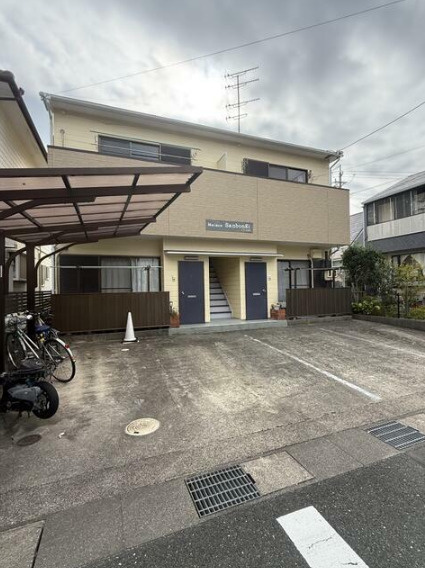 ユトリロ三本木 3の駐車場