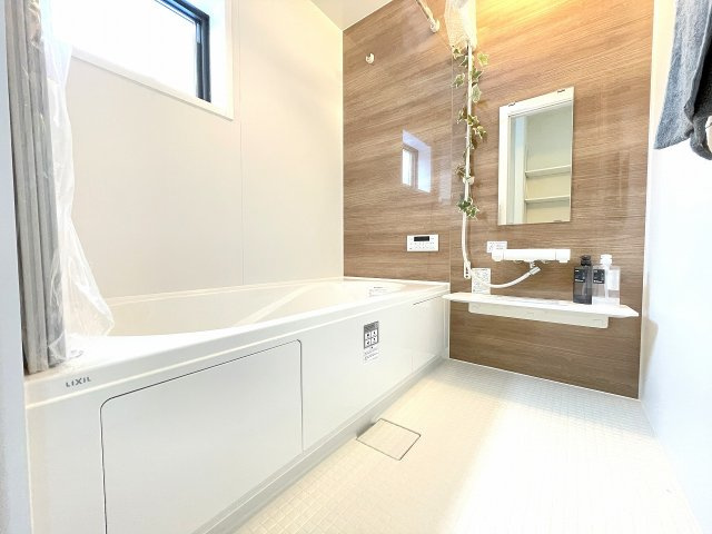 【浴室】 | 川越市岸町3丁目　新築一戸建住宅　全1棟　(ふじみ野店) | 木のぬくもりを感じる、清潔感あふれる浴室。1坪以上のゆとりある空間が日々の疲れを癒します。