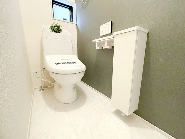 【トイレ】 | 川越市岸町3丁目　新築一戸建住宅　全1棟　(ふじみ野店) | 1階トイレ：温水洗浄便座機能付きの、清潔感あるトイレ。