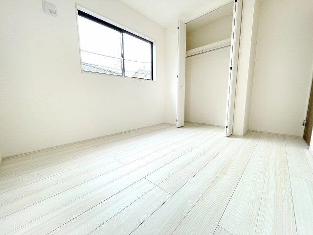 【洋室】 | 川越市岸町3丁目　新築一戸建住宅　全1棟　(ふじみ野店) | 洋室5.3帖：2面採光の風通しの良いお部屋。