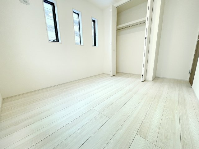 【洋室】 | 川越市岸町3丁目　新築一戸建住宅　全1棟　(ふじみ野店) | 洋室5.3帖：窓が特徴的な風通しの良いお部屋。