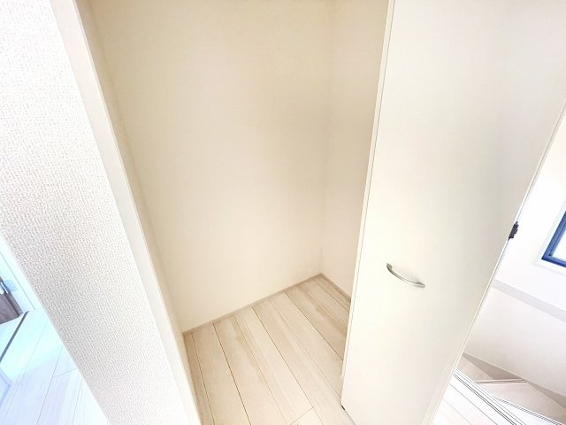 【収納】 | 川越市岸町3丁目　新築一戸建住宅　全1棟　(ふじみ野店) | 2階ホールにあるクローゼット、生活感を隠せて便利です。