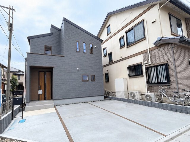 【外観】 | 川越市岸町3丁目　新築一戸建住宅　全1棟　(ふじみ野店) | カースペース2台駐車可！間口も広くお駐車ラクラク♪
小中学校徒歩10分、生活施設が徒歩15分圏内に揃う快適な住環境。