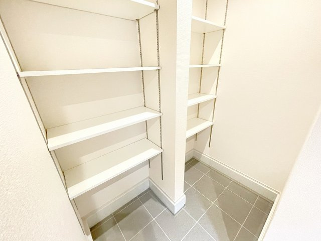 【玄関】 | 川越市岸町3丁目　新築一戸建住宅　全1棟　(ふじみ野店) | アウトドア用品やカー用品など、様々な収納に活用できるシューズインクローク。