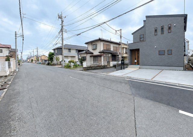【前面道路含む現地写真】 | 川越市岸町3丁目　新築一戸建住宅　全1棟　(ふじみ野店) | 地域に詳しいスタッフが、周辺環境も併せて手厚くサポートいたします。是非ご相談ください！