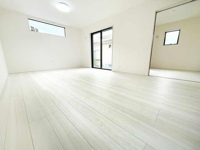 【居間・リビング】 | 川越市岸町3丁目　新築一戸建住宅　全1棟　(ふじみ野店) | 17帖LDKは3面採光のあたたかさあふれる生活空間。続き間として使える洋室4.5帖もあり、暮らしの快適さを彩ります。