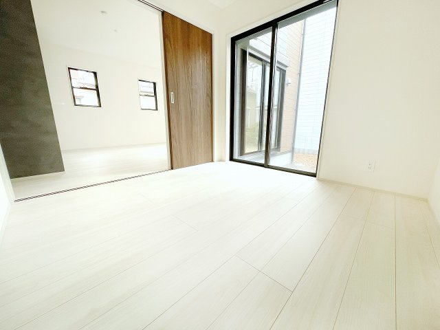 【洋室】 | 川越市岸町3丁目　新築一戸建住宅　全1棟　(ふじみ野店) | お庭を見渡せる洋室4.5帖。リビングの続き間としても使うことができ、ゆとりを感じられます。
