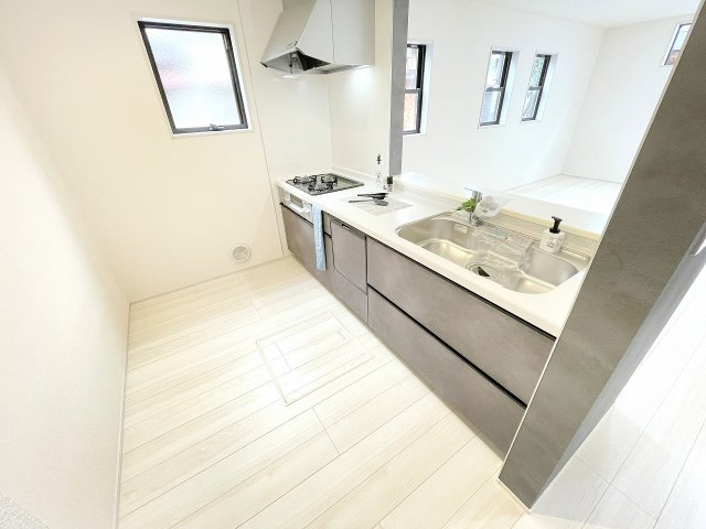 【キッチン】 | 川越市岸町3丁目　新築一戸建住宅　全1棟　(ふじみ野店) | 広いスペースのキッチン、お料理を快適にでき、コミュニケーションも弾みます。