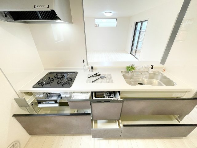 【キッチン】 | 川越市岸町3丁目　新築一戸建住宅　全1棟　(ふじみ野店) | 食器洗浄機付きの便利なシステムキッチン。