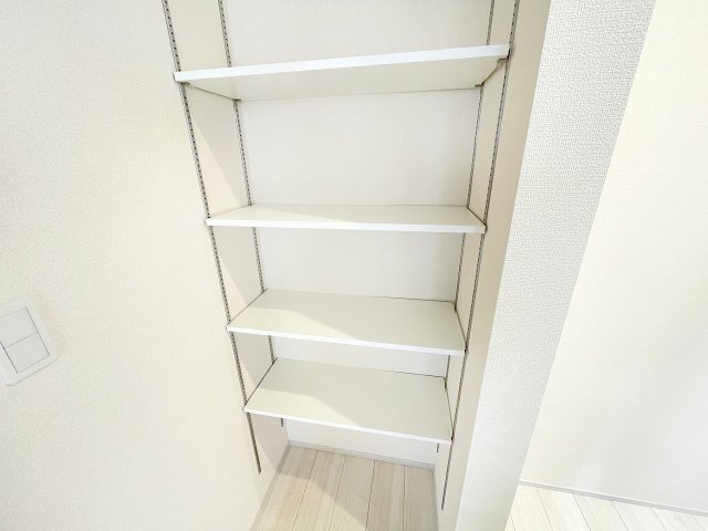 【収納】 | 川越市岸町3丁目　新築一戸建住宅　全1棟　(ふじみ野店) | キッチングッズなどの収納に便利な可動棚を設置！