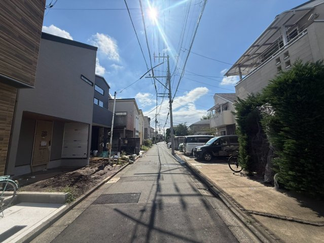 杉並区本天沼1丁目　新築戸建の前面道路含む現地写真|2026.09.05撮影

現地ご見学希望・資料請求などお気軽にお問い合わせ下さい！
03-5990-5201